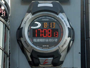 超大型のFRP製立体腕時計